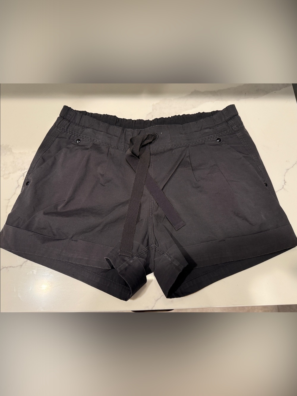 Lululemon Spring Break Away Shorts Women’s Size 4 Black Drawstring Cuffed